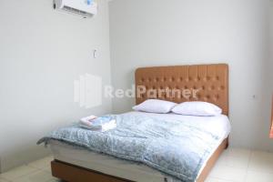 Letto o letti in una camera di Brahma Hotel Mitra RedDoorz