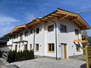 Casa blanca con techo de madera en Tiroli en Westendorf