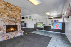 Kuchyň nebo kuchyňský kout v ubytování Motel 6 Fort Bragg, CA