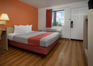 Motel 6-Buena Park, CA - Knotts Berry Farm - Disneyland, Buena Park