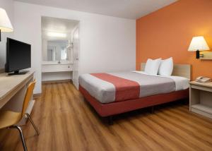 een kamer met een bed en een bureau met een televisie bij Motel 6-Buena Park, CA - Knotts Berry Farm - Disneyland in Buena Park