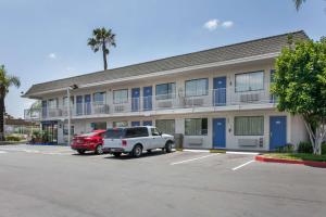 een witte truck geparkeerd voor een gebouw bij Motel 6-Rosemead, CA - Los Angeles in Rosemead