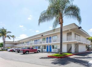 budynek z palmą przed nim w obiekcie Motel 6-Rosemead, CA - Los Angeles w mieście Rosemead