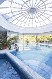 Bazén v ubytování Thermal Hotel Visegrád nebo v jeho okolí