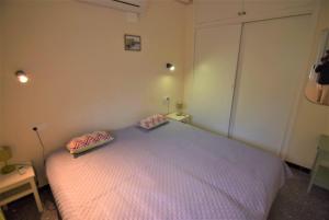 ein Schlafzimmer mit einem Bett mit zwei Kissen darauf in der Unterkunft Apartamento con vista impresionante a la bahía de Roses-189 in Roses