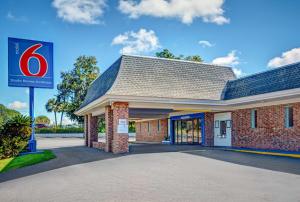 a building with a number six sign in front of it at Motel 6-Tallahassee, FL - Downtown in Tallahassee