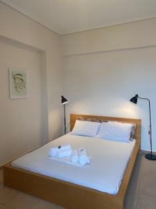 sypialnia z łóżkiem z dwoma ręcznikami w obiekcie Xylokastro - Wayhome PHIVI w mieście Xylokastron