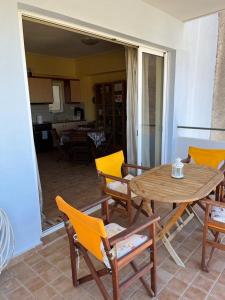jadalnia ze stołem i krzesłami oraz kuchnia w obiekcie Xylokastro - Wayhome PHIVI w mieście Xylokastron