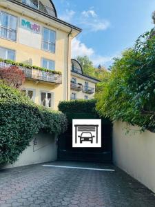 un garage avec un panneau sur le côté du bâtiment dans l'établissement hotel garni Santa Caterina, à Orta San Giulio