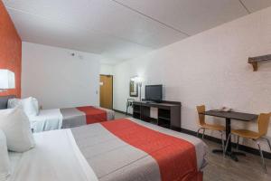 ein Hotelzimmer mit 2 Betten und einem Schreibtisch in der Unterkunft Motel 6-Bridgeview, IL in Bridgeview