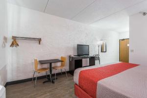 桥景镇布里奇维尤6号汽车旅馆的一间配有床和电视的书桌的酒店房间