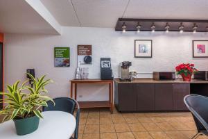 a waiting room with a counter and a table and chairs at Motel 6-Bridgeview, IL in Bridgeview