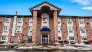 a large brick building with a large window at Motel 6-Elk Grove Village, IL in Itasca