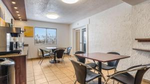 a restaurant with tables and chairs in a room at Motel 6-Elk Grove Village, IL in Itasca