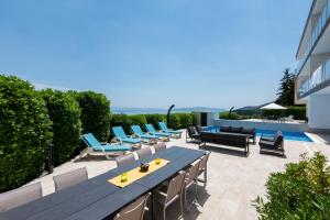 Bazén v ubytování Luxury villa Vista with pool and sea view nebo v jeho okolí