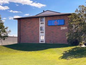 a brick building with a sign on the side of it at Motel 6-Elk Grove Village, IL - O'Hare in Elk Grove Village