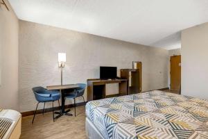 Habitación de hotel con cama, escritorio y ordenador en Motel 6-Elk Grove Village, IL - O'Hare en Elk Grove Village