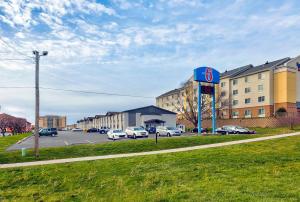 een tankstation met auto's geparkeerd op een parkeerplaats bij Motel 6-Cedar Rapids, IA - Airport in Cedar Rapids