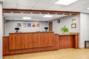 a waiting room with a large wooden reception desk at Motel 6-Elk Grove Village, IL - O'Hare in Elk Grove Village