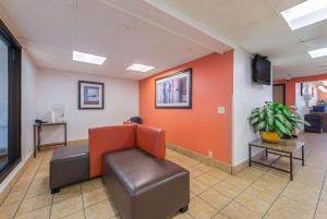 a waiting room with a chair and a tv at Motel 6-Saint Paul, MN - I-94 in Saint Paul