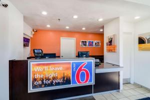 una oficina con un cartel en un mostrador de recepción en Motel 6-Schiller Park, IL - Chicago O'Hare en Schiller Park