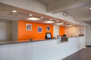 維克斯堡的住宿－戰地旅館，医院里一个空的大厅,有橘色的墙壁