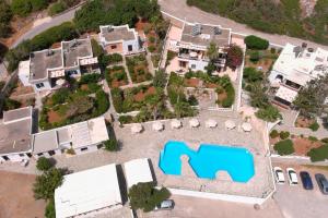 una vista aérea de una casa con patio en Vangelis Villas, en Agios Nikolaos