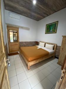 Postel nebo postele na pokoji v ubytování Krisna Homestay