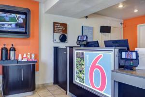 a store with a tv and a cash register at Motel 6-Eugene, OR - South Springfield in Eugene