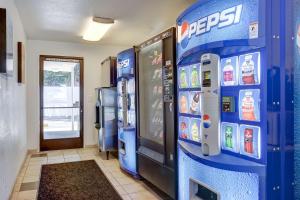 a pepsi vending machine in a room with at Motel 6-Eugene, OR - South Springfield in Eugene