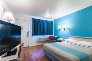 Katil atau katil-katil dalam bilik di Motel 6-Green River, UT