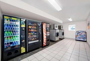 una tienda con dos máquinas de refrescos en una habitación en Motel 6-Troutdale, OR - Portland East en Troutdale