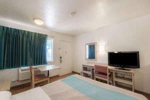 Habitación con cama y TV de pantalla plana. en Motel 6-Del Rio, TX en Del Río