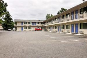 Motel 6-Tumwater, WA - Olympia في Tumwater: موقف كبير للسيارات أمام موتيل