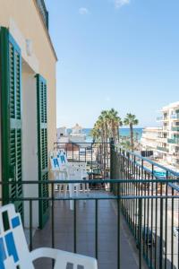 Un balcón con sillas y vistas al océano. en Coral beach house & food en Playa de Palma
