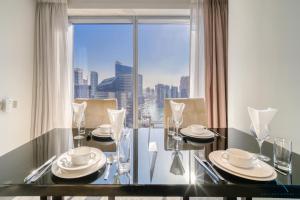 mesa de comedor con vistas a la ciudad en Decadent 2BR in The Address Residences Dubai Marina by Deluxe Holiday Homes, en Dubái