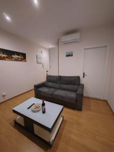 sala de estar con sofá y mesa en Apartamento Manuel Becerra en Madrid