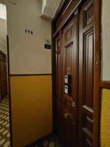 um corredor com duas portas de madeira num quarto em Apartamento Manuel Becerra em Madrid