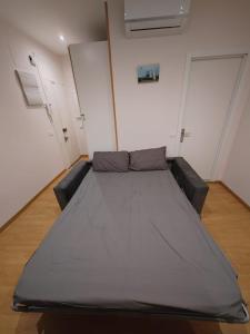 Cama grande en habitación con 2 puertas en Apartamento Manuel Becerra, en Madrid