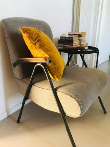 een stoel met een bladkussen erop bij Appartamento centro storico Gubbio in Gubbio