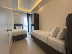 - une chambre avec 2 lits et une porte coulissante en verre dans l'établissement Luxury Apartment, à Istanbul