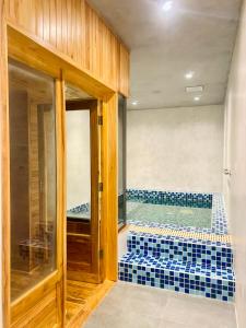 uma casa de banho com azulejos azuis no chão em NEWCC HOTEL AND SERVICED APARTMENT em Quang Ngai