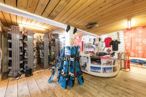 a room with a bunch of skis in it at Heuberge in Fideris Dorf