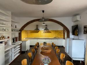 Kuchnia lub aneks kuchenny w obiekcie Casas Rurales Monasterio de Rocamador