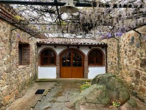 Zdjęcie z galerii obiektu Casas Rurales Monasterio de Rocamador w mieście Almendral