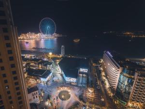 Fotografie z fotogalerie ubytování Incredible Sea View apartment in the JBR, 2 BR, BAHAR 2, the 21st floor v Dubaji