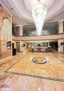 duży hol z żyrandolem i duży pokój w obiekcie Al Tayseer Towers Tuwa Hotel فندق ابراج التيسير طوى w Mekce