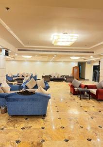 Großes Zimmer mit Sofas und Sofas. in der Unterkunft Al Tayseer Towers Tuwa Hotel فندق ابراج التيسير طوى in Mekka