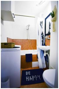 ein Badezimmer mit einem fröhlichen Schild auf dem Boden in der Unterkunft Color24 Centrum Nisko in Nisko