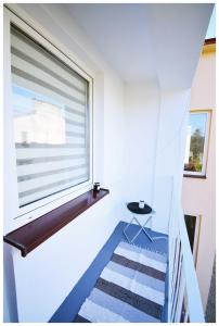 eine Treppe in einem Haus mit einem großen Fenster in der Unterkunft Color24 Centrum Nisko in Nisko